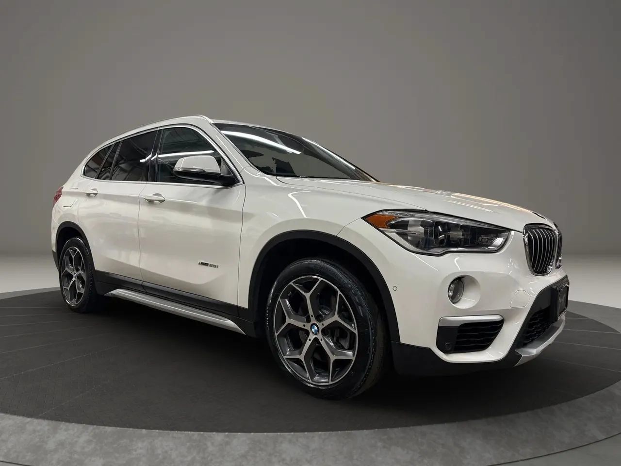 Used 2018 BMW X1 xDrive28i AWD/4WD image 2