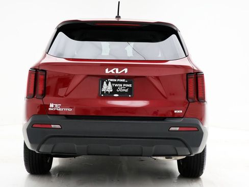 Used 2023 Kia Sorento LX image 8
