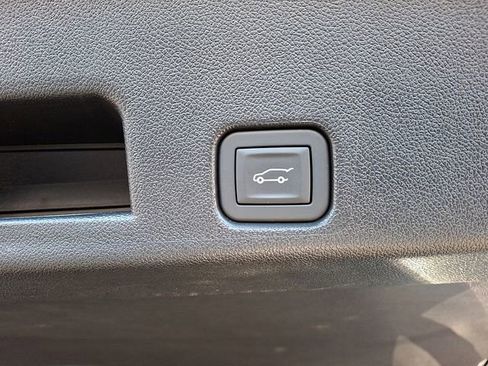 Used 2025 Chevrolet Traverse LT image 37