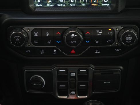 Used 2022 Jeep Wrangler Unlimited Sahara w/ Cold Weather Group AWD/4WD image 18
