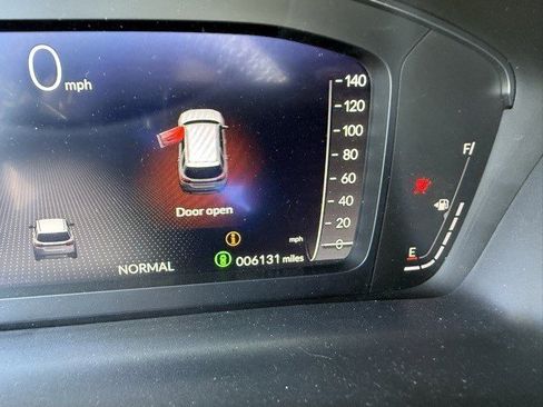 Used 2025 Honda Pilot Black Edition image 3