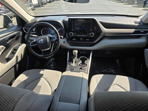 Used 2022 Toyota Highlander LE FWD image 15