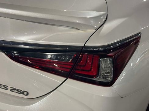 Certified 2023 Lexus ES 250 w/ Premium Package AWD/4WD image 13
