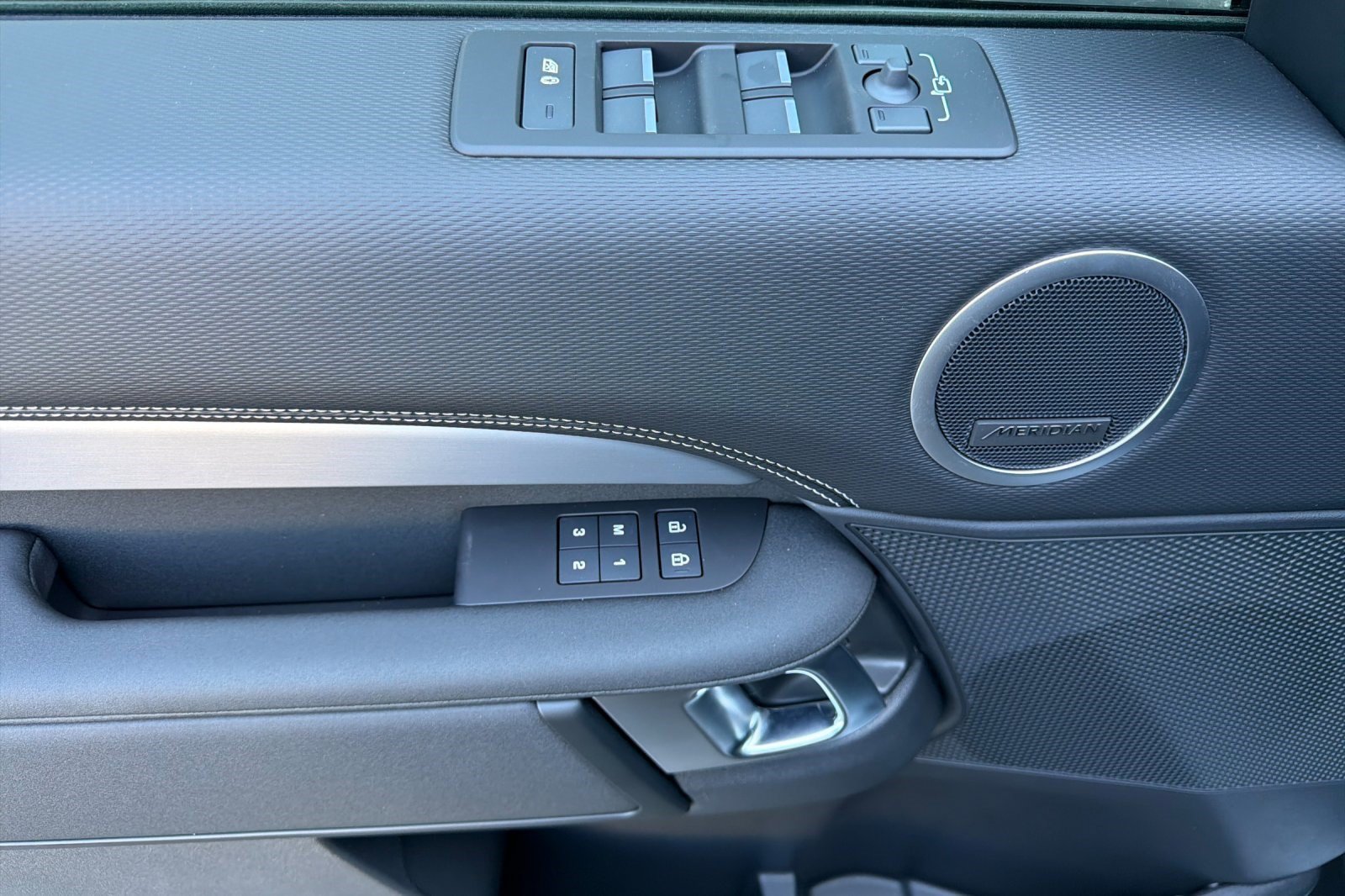 New 2026 Land Rover Discovery Dynamic SE AWD/4WD image 13