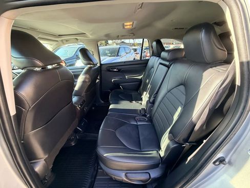 Used 2022 Toyota Highlander XLE image 25