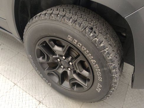 Used 2019 Jeep Cherokee Trailhawk image 31