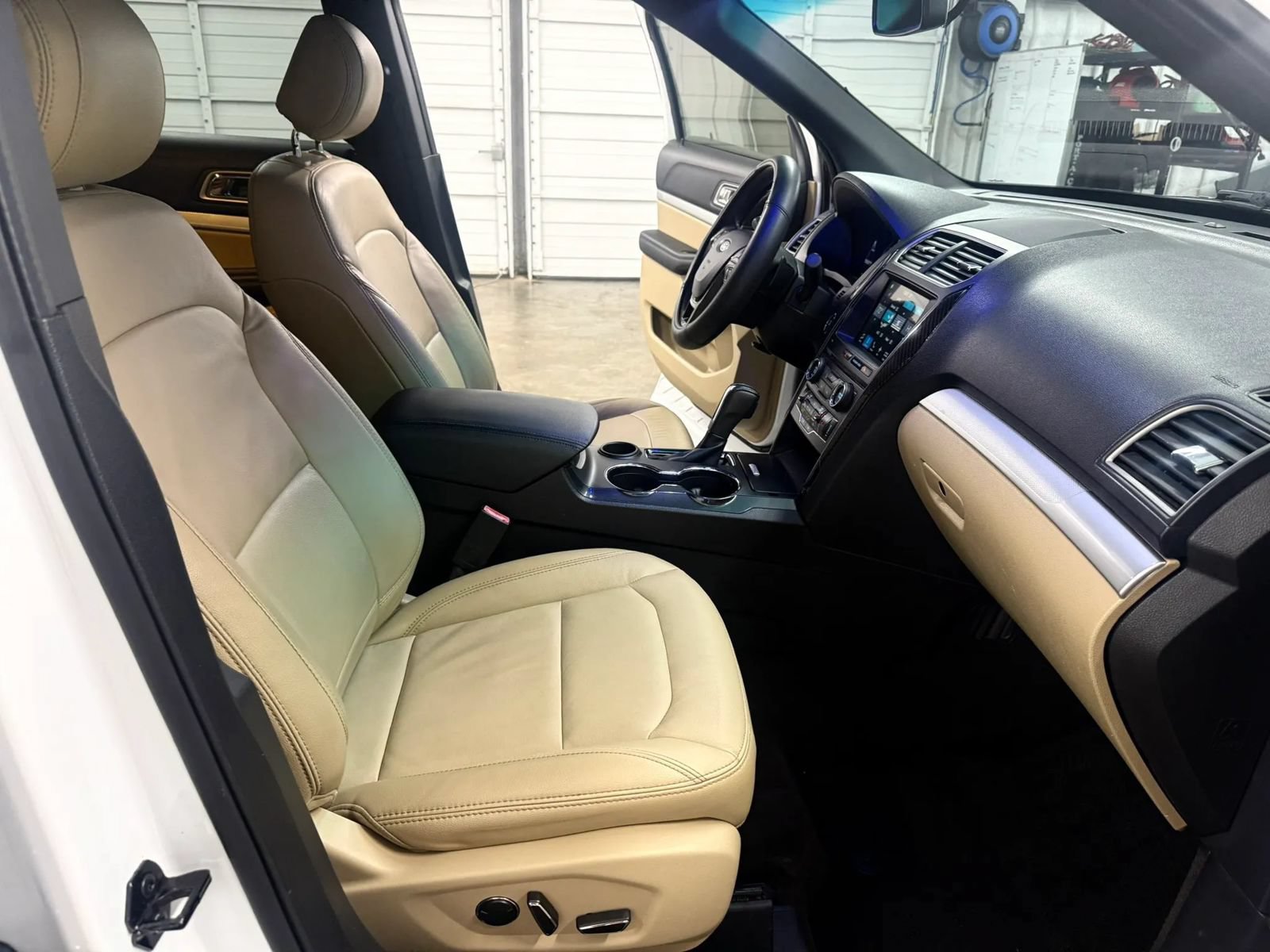 Used 2017 Ford Explorer XLT w/ Equipment Group 202A FWD image 21