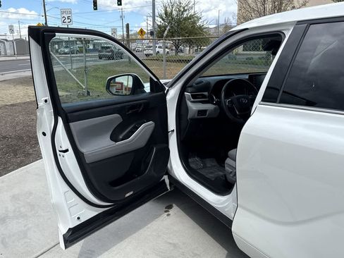 Used 2021 Toyota Highlander LE image 10