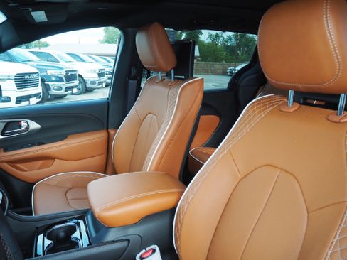 New 2026 Chrysler Pacifica Pinnacle image 13