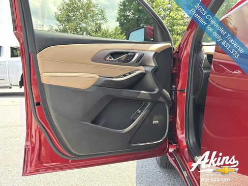Used 2023 Chevrolet Traverse Premier FWD image 18