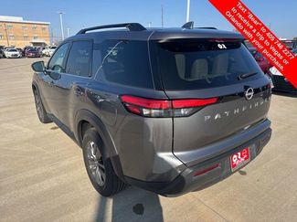 Used 2024 Nissan Pathfinder SV video 3
