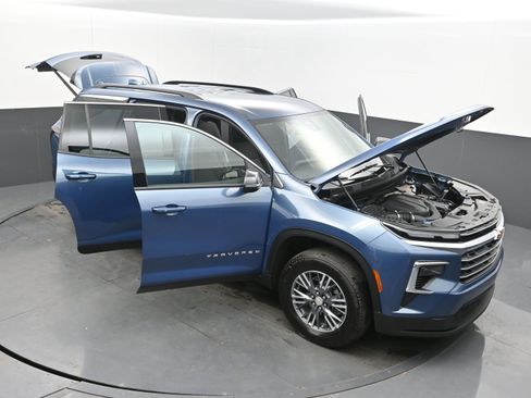 Used 2025 Chevrolet Traverse LT image 39