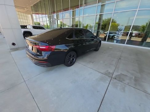 Used 2022 Volkswagen Jetta SE w/ Panoramic Sunroof Package FWD image 4