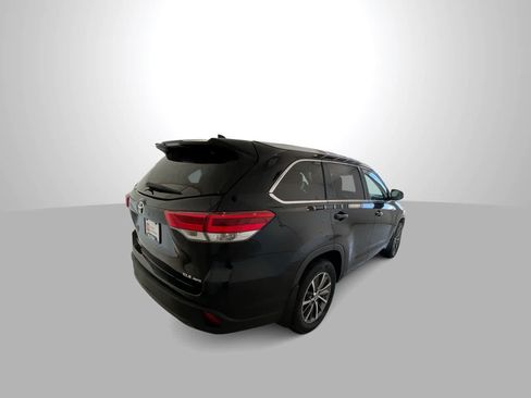 Used 2018 Toyota Highlander XLE AWD/4WD image 8