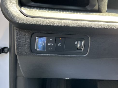 Used 2025 Chevrolet Traverse LT image 17