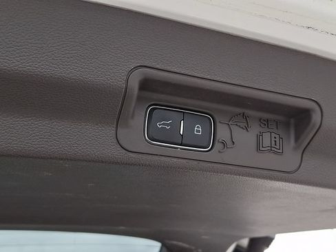 Used 2020 Ford Explorer Platinum w/ Premium Technology Package AWD/4WD image 38