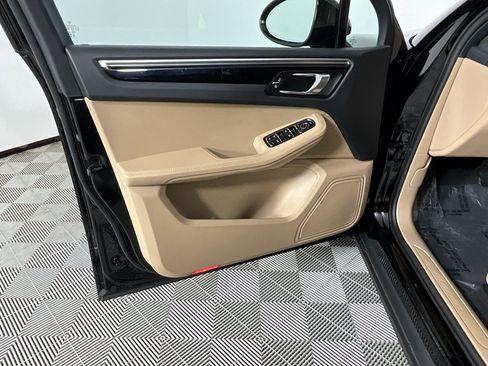Used 2023 Porsche Macan image 18