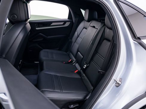 Certified 2025 Porsche Cayenne Coupe AWD/4WD image 19