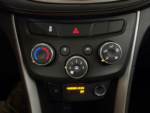 Used 2020 Chevrolet Trax LT w/ LT Convenience Package AWD/4WD image 47