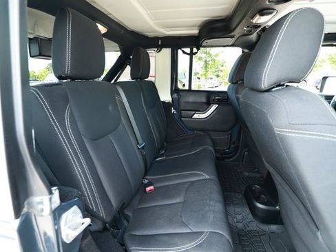 Used 2016 Jeep Wrangler Unlimited Sahara w/ Connectivity Group AWD/4WD image 26