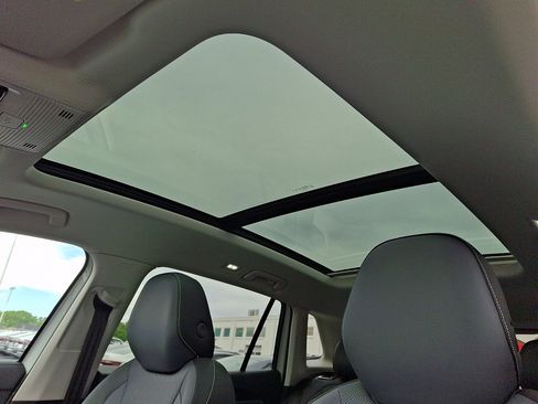 New 2026 Volkswagen Tiguan SE FWD image 10