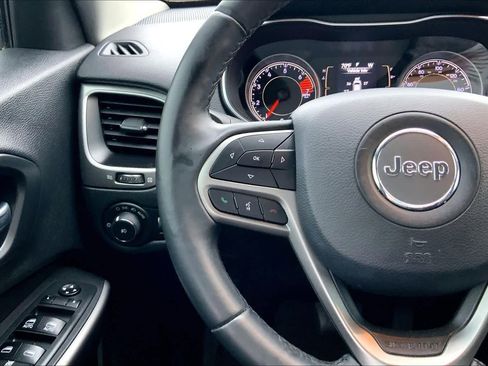 Used 2019 Jeep Cherokee Latitude Plus FWD image 23