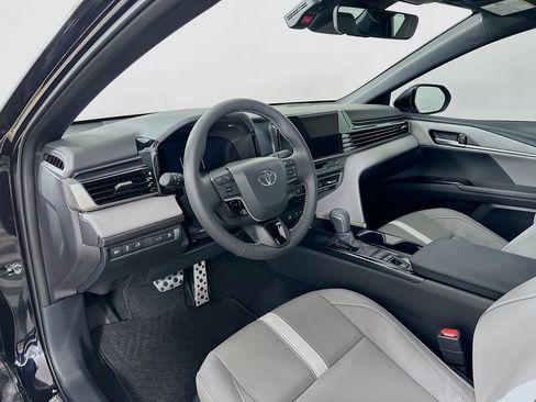 Used 2025 Toyota Camry SE image 9