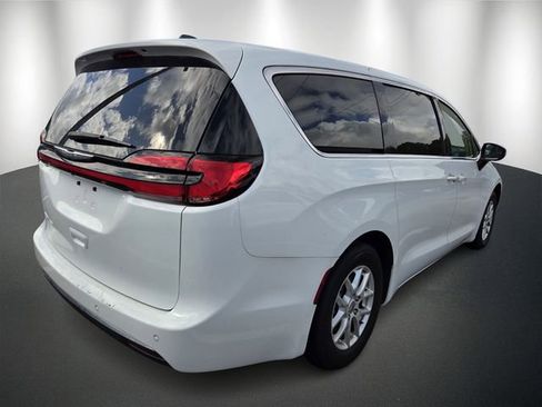 Used 2023 Chrysler Pacifica Touring-L image 4