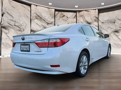 Used 2013 Lexus ES 300h w/ Luxury Pkg FWD image 6