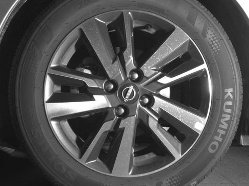 Used 2025 Nissan Versa SV FWD image 15