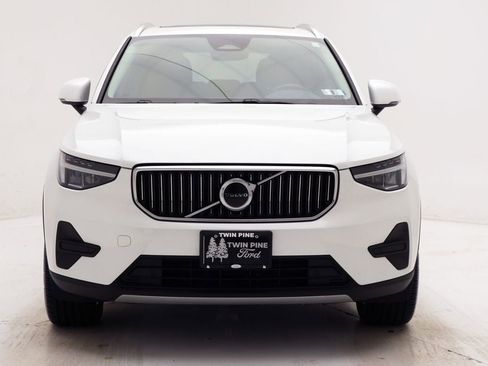 Used 2025 Volvo XC40 B5 Core image 4