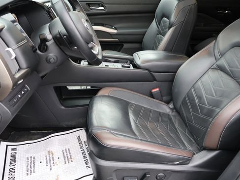 Used 2023 Nissan Pathfinder Platinum image 42