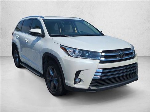 Used 2017 Toyota Highlander Limited Platinum image 3