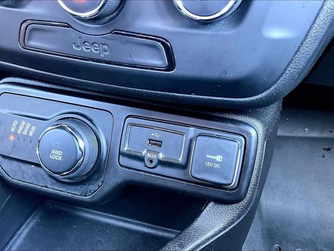 Used 2020 Jeep Renegade Sport w/ Sport Appearance Group AWD/4WD image 32