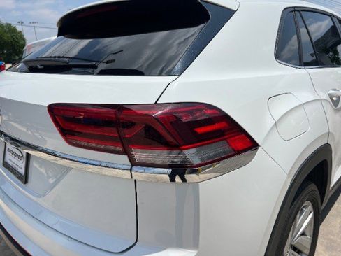 Used 2022 Volkswagen Atlas Cross Sport SE FWD image 16