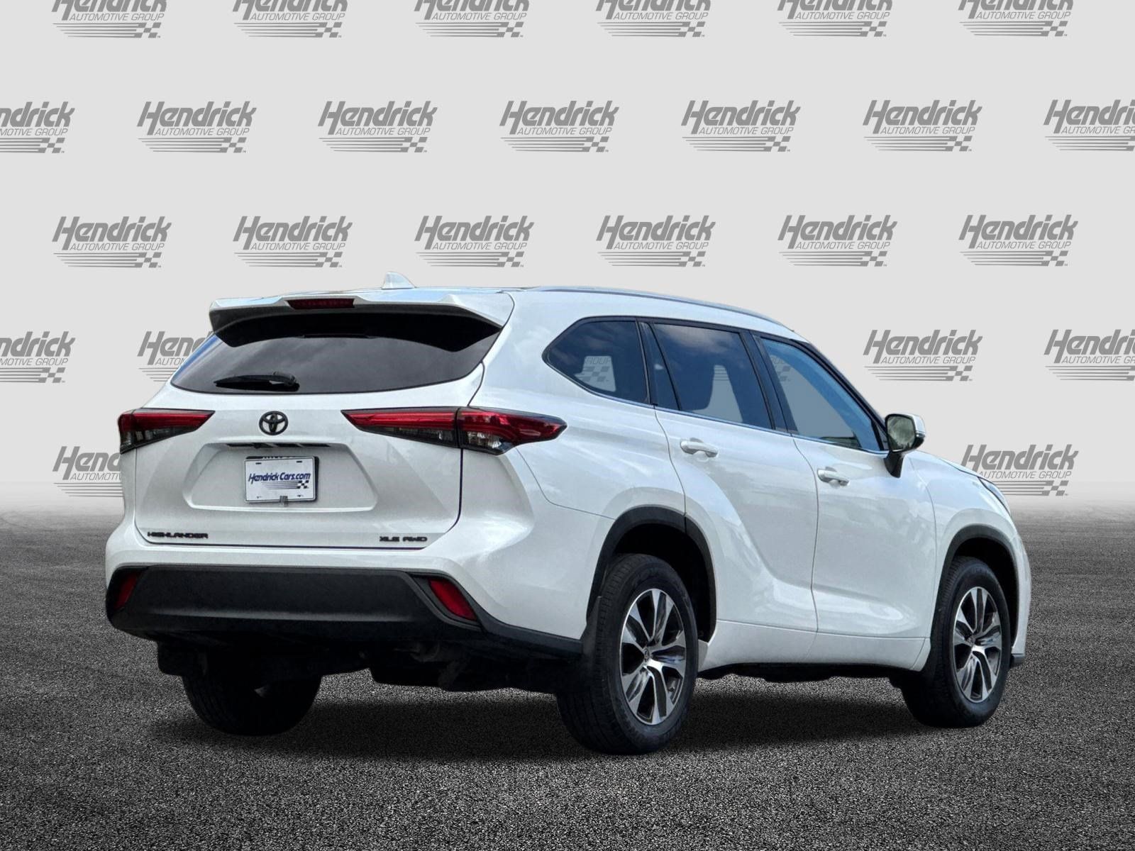 Used 2022 Toyota Highlander XLE AWD/4WD image 5