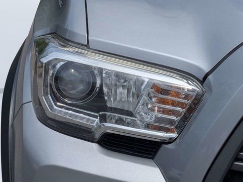 Used 2020 Toyota Tacoma TRD Off-Road w/ Technology Package AWD/4WD image 8