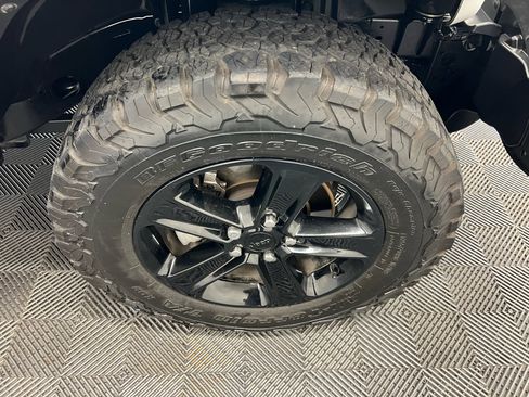 Used 2020 Jeep Wrangler Unlimited Sahara image 36