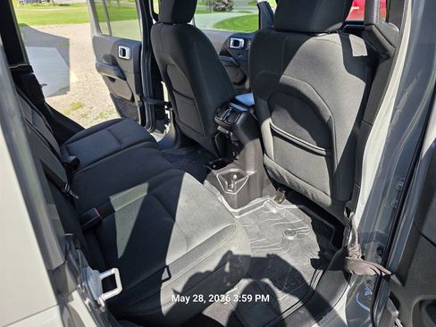 Used 2018 Jeep Wrangler Unlimited Sahara w/ Dual Top Group AWD/4WD image 13