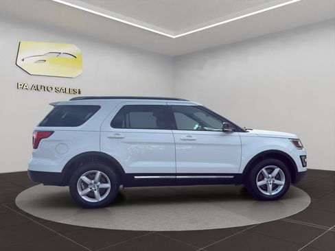 Used 2017 Ford Explorer XLT w/ Equipment Group 202A image 8