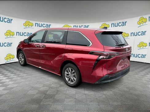 Certified 2025 Toyota Sienna XLE image 3