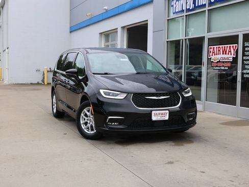 Used 2024 Chrysler Pacifica Touring-L FWD image 40