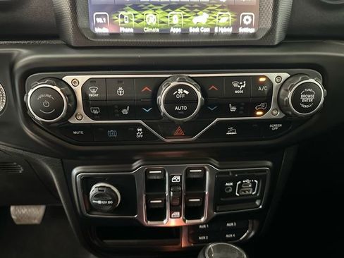 Used 2023 Jeep Wrangler Unlimited Sahara w/ Cold Weather Group AWD/4WD image 21