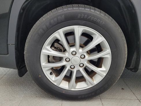 Used 2019 Jeep Cherokee Latitude w/ Popular Appearance Group FWD image 31