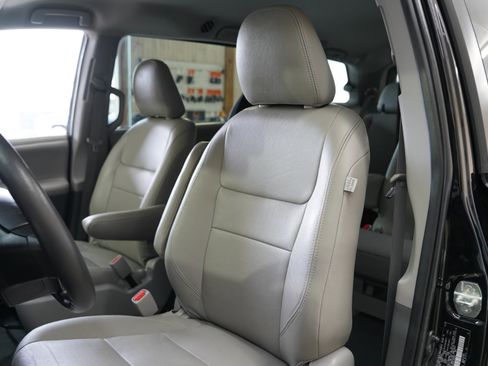 Used 2020 Toyota Sienna L image 26