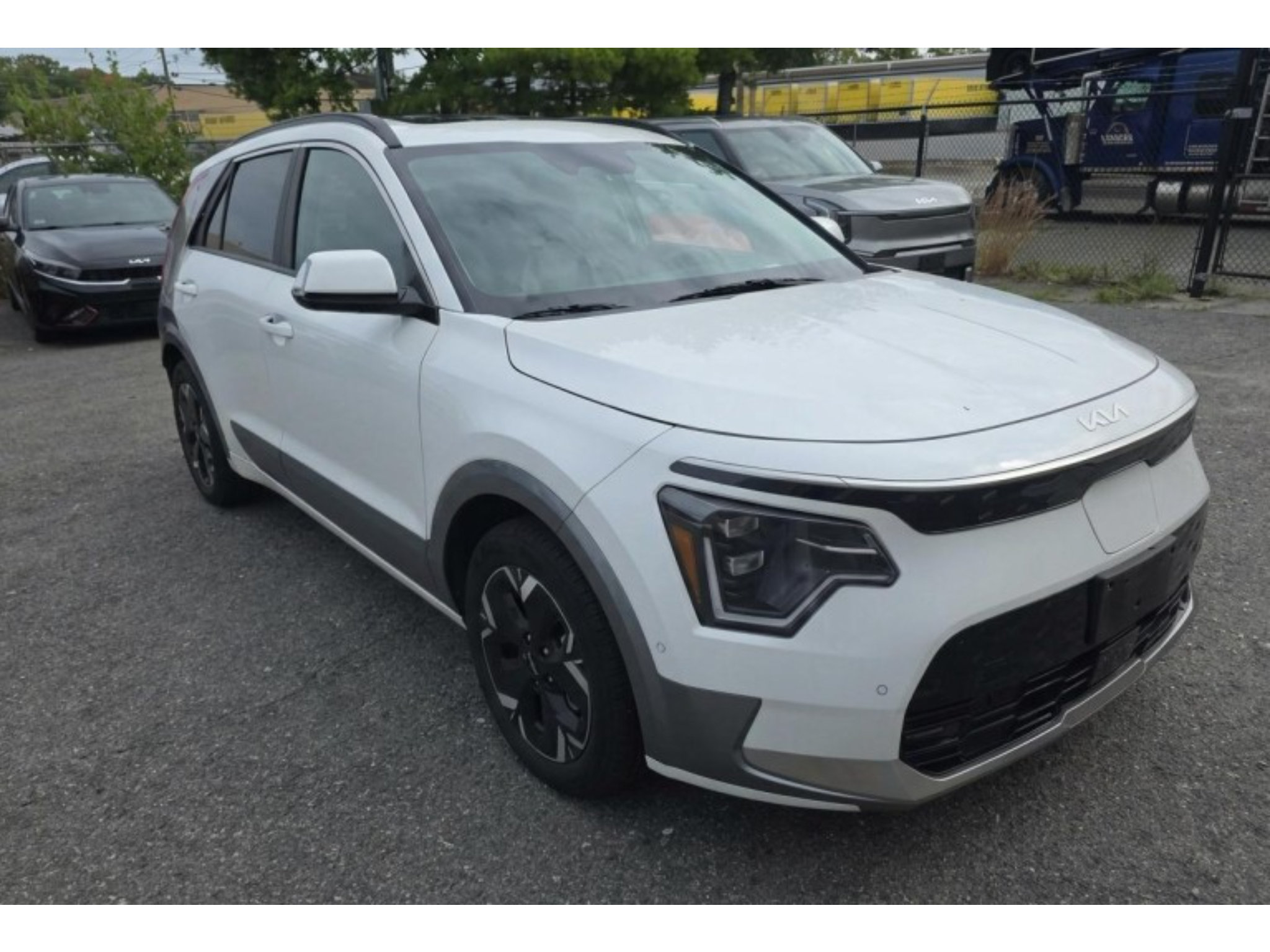 Used 2024 Kia Niro Wave w/ Wave Preserve Package FWD image 3