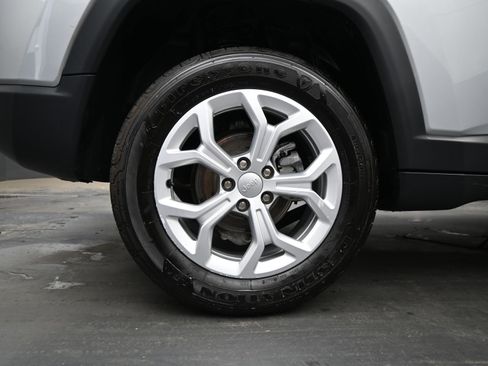 Used 2024 Jeep Compass Latitude image 9