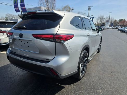 Used 2022 Toyota Highlander LE FWD image 7