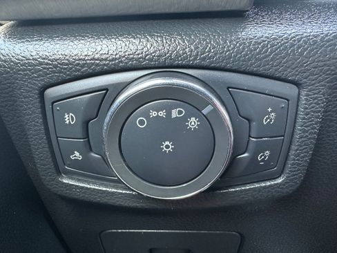 Used 2015 Ford F150 Platinum w/ Equipment Group 701A Luxury AWD/4WD image 30