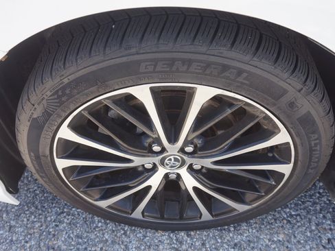 Used 2020 Toyota Camry SE FWD image 9